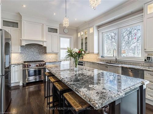 2411 Thorn Lodge Drive, Mississauga, ON - Indoor Photo Showing Kitchen With Upgraded Kitchen