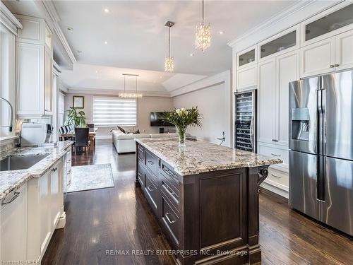 2411 Thorn Lodge Drive, Mississauga, ON - Indoor Photo Showing Kitchen With Upgraded Kitchen