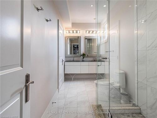 2411 Thorn Lodge Drive, Mississauga, ON - Indoor Photo Showing Bathroom