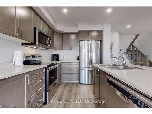78 Cittadella Boulevard, Hamilton, ON - Indoor Photo Showing Kitchen With Stainless Steel Kitchen With Double Sink With Upgraded Kitchen