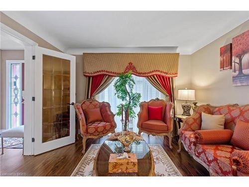 6300 Giovina Drive, Niagara Falls, ON - Indoor Photo Showing Living Room