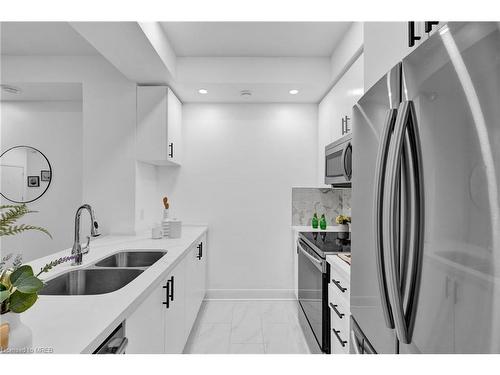 Th55-295 Village Green Square, Toronto, ON - Indoor Photo Showing Kitchen With Stainless Steel Kitchen With Double Sink With Upgraded Kitchen
