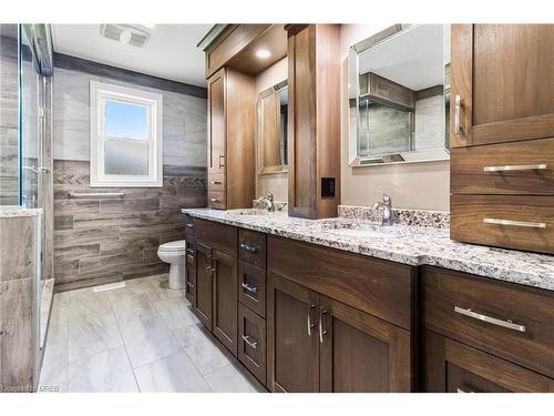 880 Parkdale Avenue, Fort Erie, ON - Indoor Photo Showing Bathroom