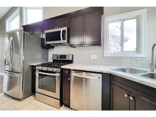 7733 Oldfield Road, Niagara Falls, ON - Indoor Photo Showing Kitchen With Double Sink With Upgraded Kitchen
