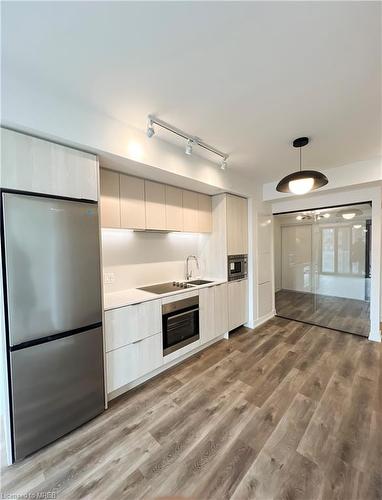 905-1 Jarvis Street, Hamilton, ON - Indoor Photo Showing Kitchen With Upgraded Kitchen