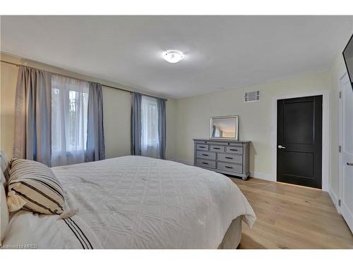 551 Cochise Crescent, Mississauga, ON - Indoor Photo Showing Bedroom