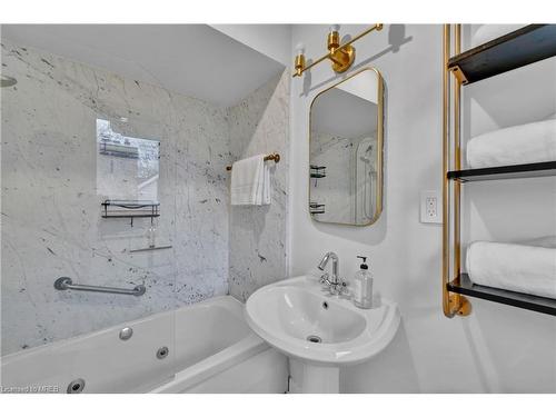 551 Cochise Crescent, Mississauga, ON - Indoor Photo Showing Bathroom