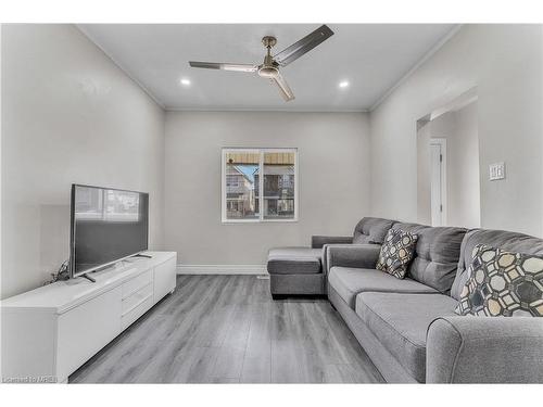 15 Lincoln Street, Hamilton, ON - Indoor Photo Showing Living Room