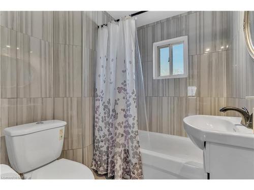 15 Lincoln Street, Hamilton, ON - Indoor Photo Showing Bathroom