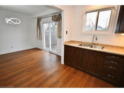 17-160 Conway Drive, London, ON - Indoor Photo Showing Kitchen With Double Sink
