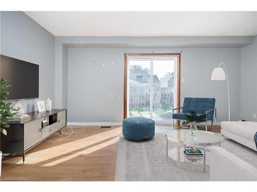 264-100 Brownleigh Avenue, Welland, ON - Indoor Photo Showing Living Room