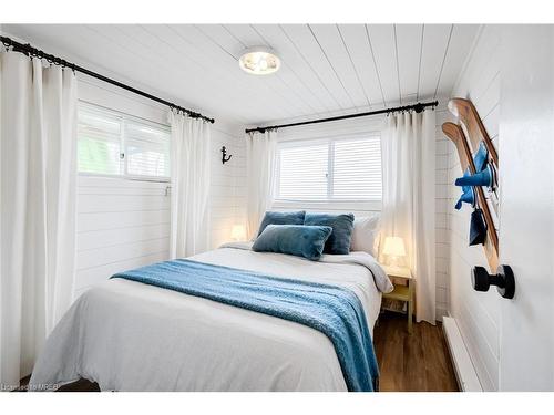 16 William Avenue, Wasaga Beach, ON - Indoor Photo Showing Bedroom