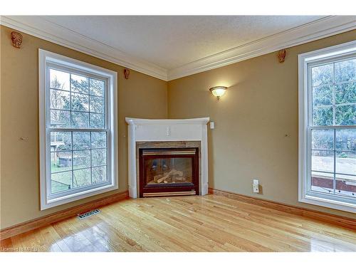 15 Royal York Court, St. George, ON - Indoor Photo Showing Living Room With Fireplace