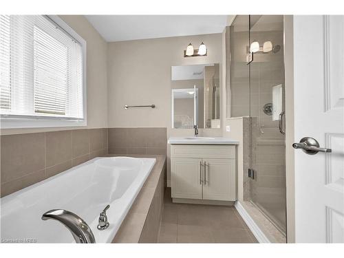 59-515 Winston Road Road, Grimsby, ON - Indoor Photo Showing Bathroom