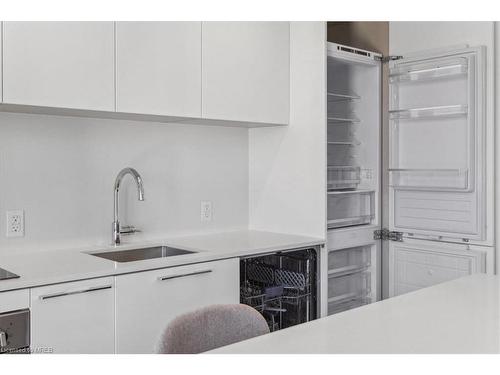 811-200 Sudbury Street, Toronto, ON - Indoor Photo Showing Kitchen