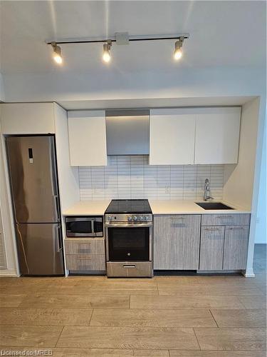 714-251 Jarvis Street, Toronto, ON - Indoor Photo Showing Kitchen With Upgraded Kitchen