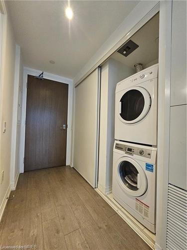 714-251 Jarvis Street, Toronto, ON - Indoor Photo Showing Laundry Room
