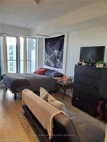 714-251 Jarvis Street, Toronto, ON - Indoor Photo Showing Bedroom
