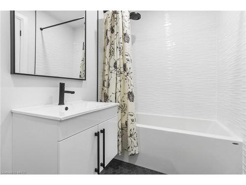 999 Daytona Drive, Fort Erie, ON - Indoor Photo Showing Bathroom