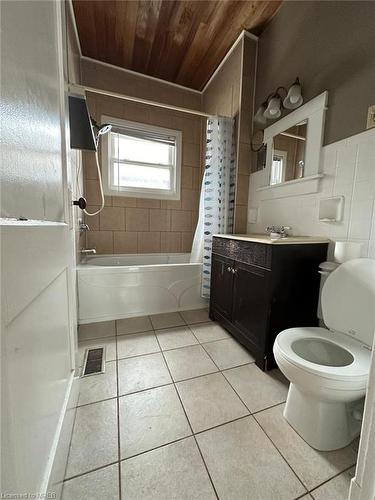 9 Grantham Avenue, St. Catharines, ON - Indoor Photo Showing Bathroom