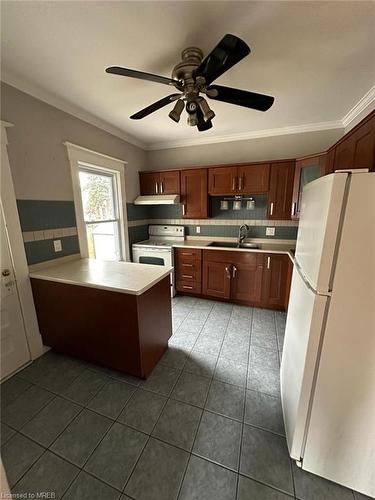 9 Grantham Avenue, St. Catharines, ON - Indoor Photo Showing Kitchen