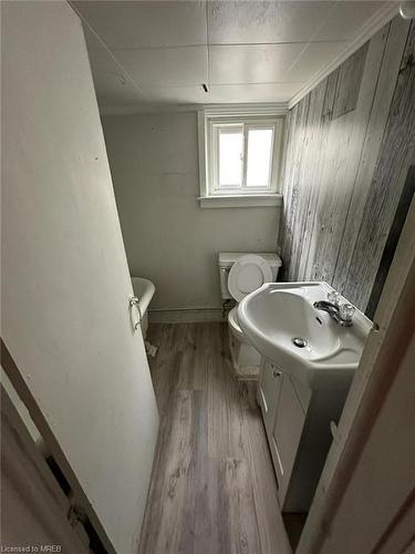 9 Grantham Avenue, St. Catharines, ON - Indoor Photo Showing Bathroom