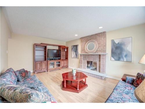 5225 Swiftcurrent Trail, Mississauga, ON - Indoor Photo Showing Living Room With Fireplace