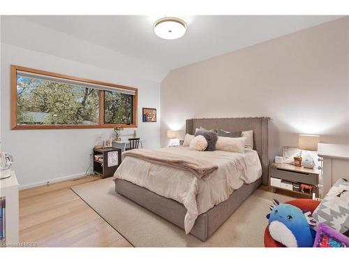 223 Jennings Crescent, Oakville, ON - Indoor Photo Showing Bedroom