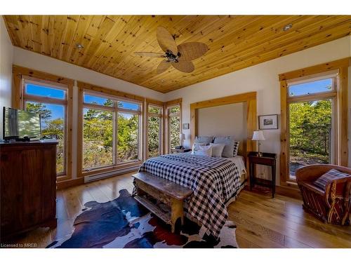 65 B321 Pt. Frying Pan Island, Parry Sound, ON - Indoor Photo Showing Bedroom