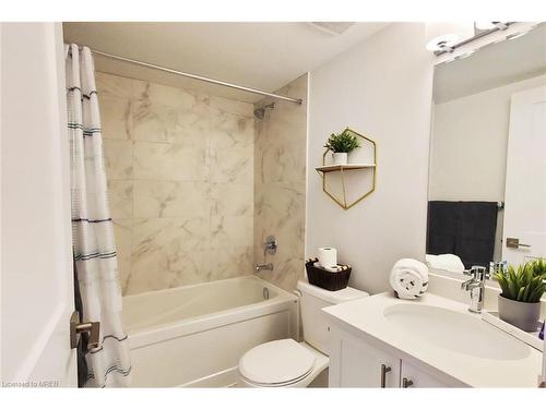 84-51 Sparrow Avenue, Cambridge, ON - Indoor Photo Showing Bathroom