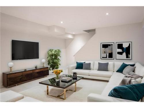 10 Springdale Avenue, St. Catharines, ON - Indoor Photo Showing Living Room