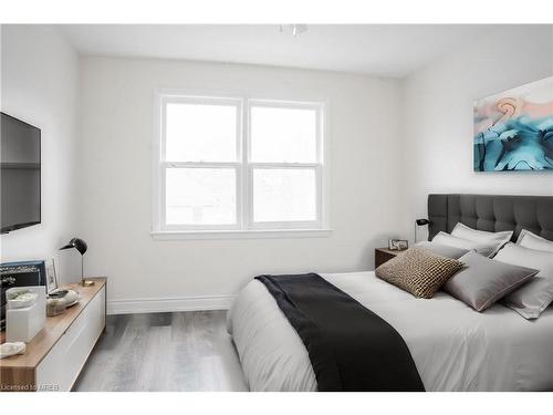 10 Springdale Avenue, St. Catharines, ON - Indoor Photo Showing Bedroom