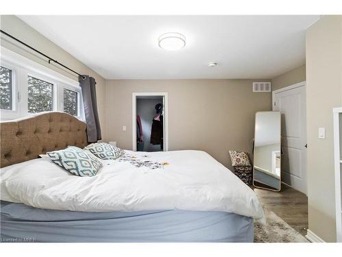 2026 Cavendish Drive, Burlington, ON - Indoor Photo Showing Bedroom