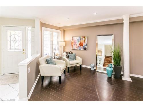 6419 Hampden Woods Road, Mississauga, ON - Indoor Photo Showing Living Room