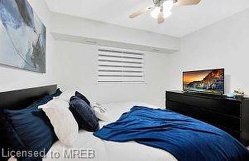 211 Forum Drive, Mississauga, ON - Indoor Photo Showing Bedroom