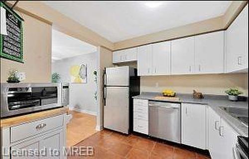 211 Forum Drive, Mississauga, ON - Indoor Photo Showing Kitchen