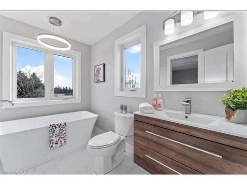 861 Southworth Street, Welland, ON - Indoor Photo Showing Bathroom