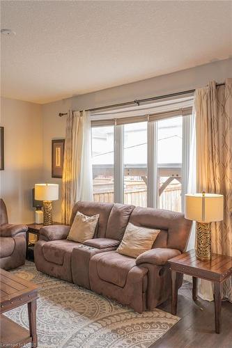 19 Menzies Street, Hamilton, ON - Indoor Photo Showing Living Room