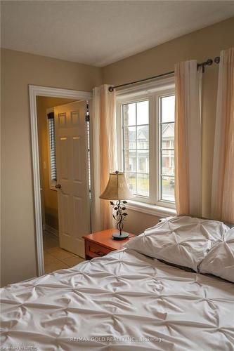 19 Menzies Street, Hamilton, ON - Indoor Photo Showing Bedroom