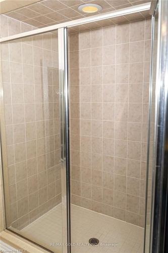 19 Menzies Street, Hamilton, ON - Indoor Photo Showing Bathroom