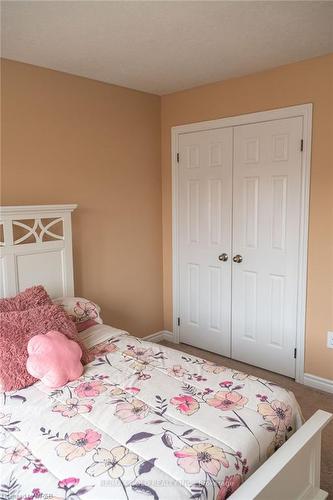 19 Menzies Street, Hamilton, ON - Indoor Photo Showing Bedroom