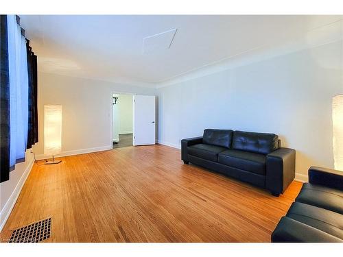 650 Dunn Avenue, Hamilton, ON - Indoor Photo Showing Living Room