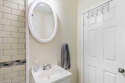 77 Province Street N, Hamilton, ON - Indoor Photo Showing Bathroom
