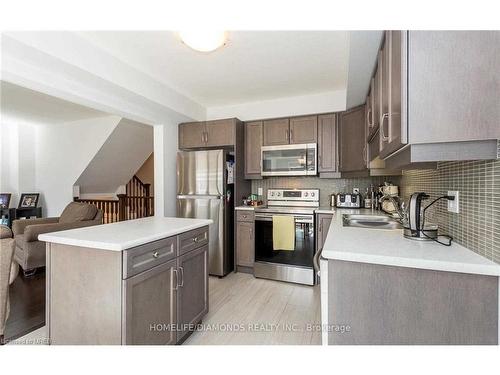 8024 Cole Court, Niagara Falls, ON - Indoor Photo Showing Kitchen With Double Sink