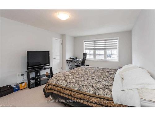 8024 Cole Court, Niagara Falls, ON - Indoor Photo Showing Bedroom