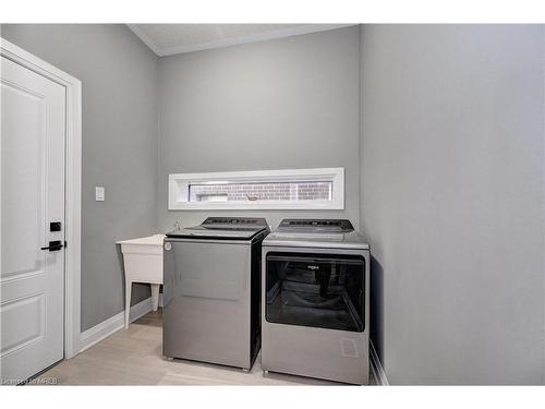 302 Raspberry Place, Waterloo, ON - Indoor Photo Showing Laundry Room