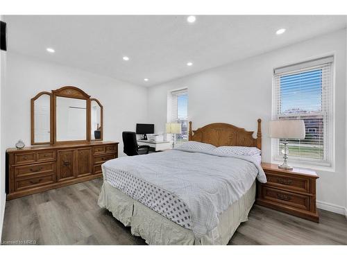 2-596 Grey Street, Brantford, ON - Indoor Photo Showing Bedroom