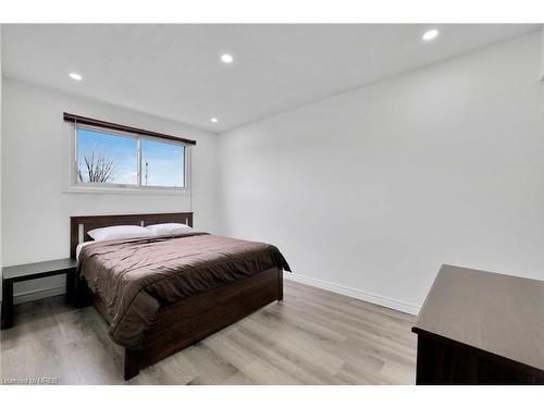 2-596 Grey Street, Brantford, ON - Indoor Photo Showing Bedroom