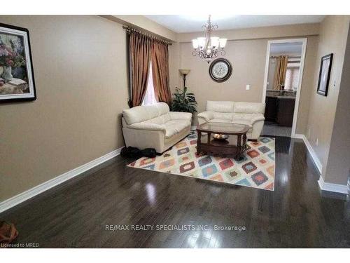 3240 Tacc Drive, Mississauga, ON - Indoor Photo Showing Living Room