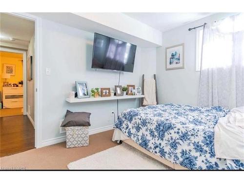 B-196 Woodbine Avenue, Kitchener, ON - Indoor Photo Showing Bedroom